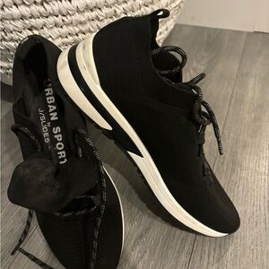 Cool, chic and very comfortable women’s tennis shoes.